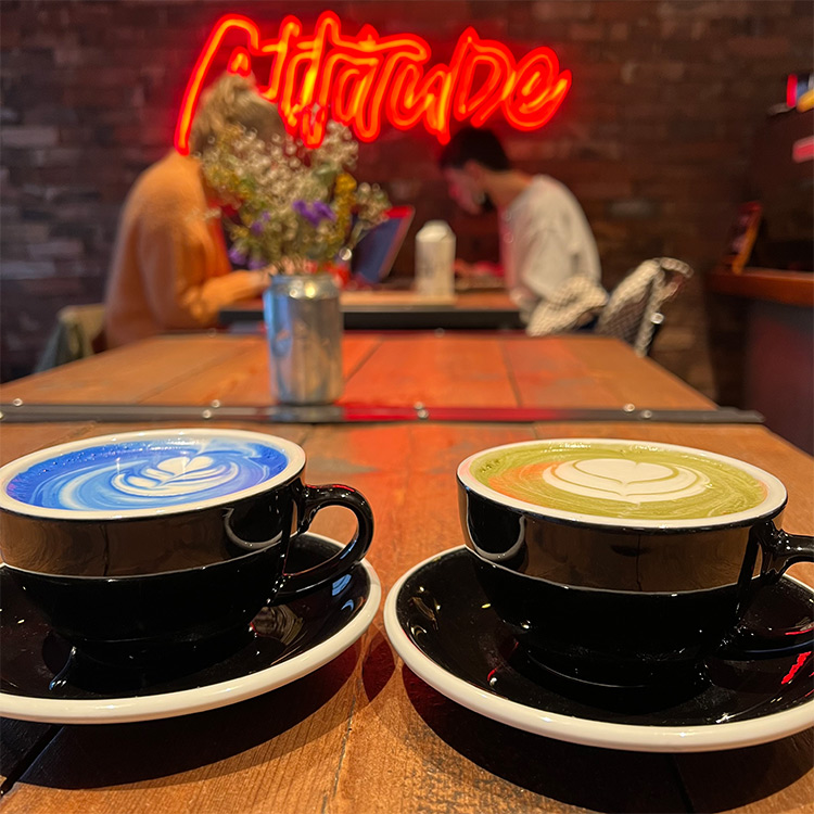 Tazas de café de especialidad o Specialty Coffee; y spirulina en Brooklyn&Co, junto a la Plaza Mayor de Salamanca